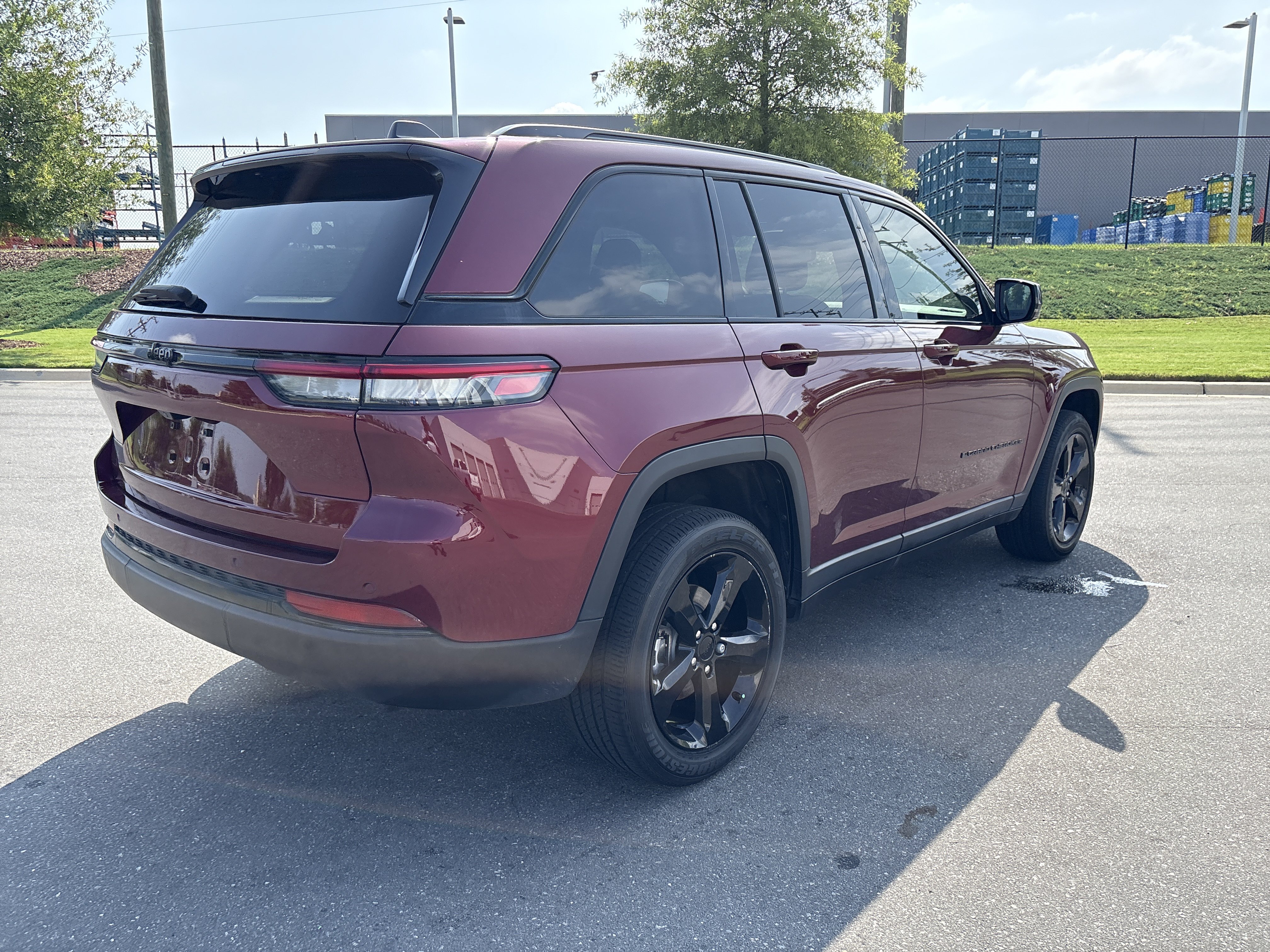 Used 2023 Jeep Grand Cherokee Altitude RWD image 9