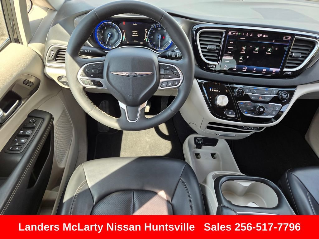 Used 2023 Chrysler Pacifica Touring-L FWD image 16