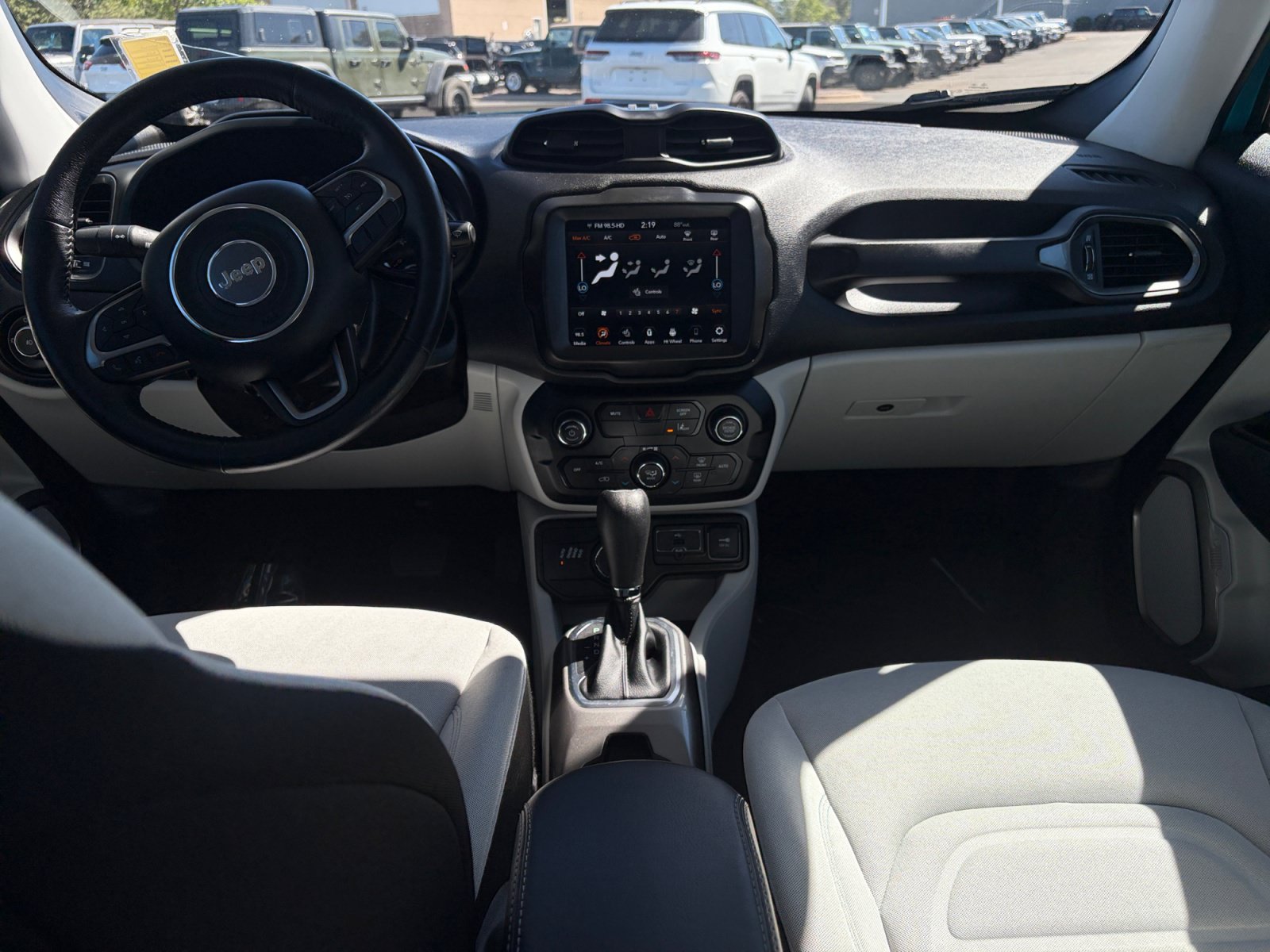 Used 2022 Jeep Renegade Latitude w/ Convenience Group AWD/4WD image 17
