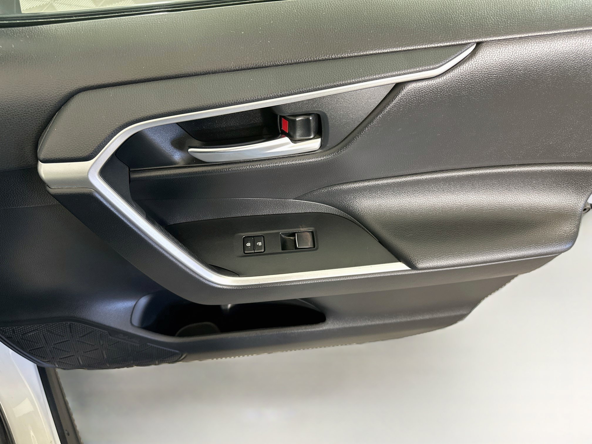 Used 2020 Toyota RAV4 XLE Premium w/ Carpet Mat Package FWD image 33