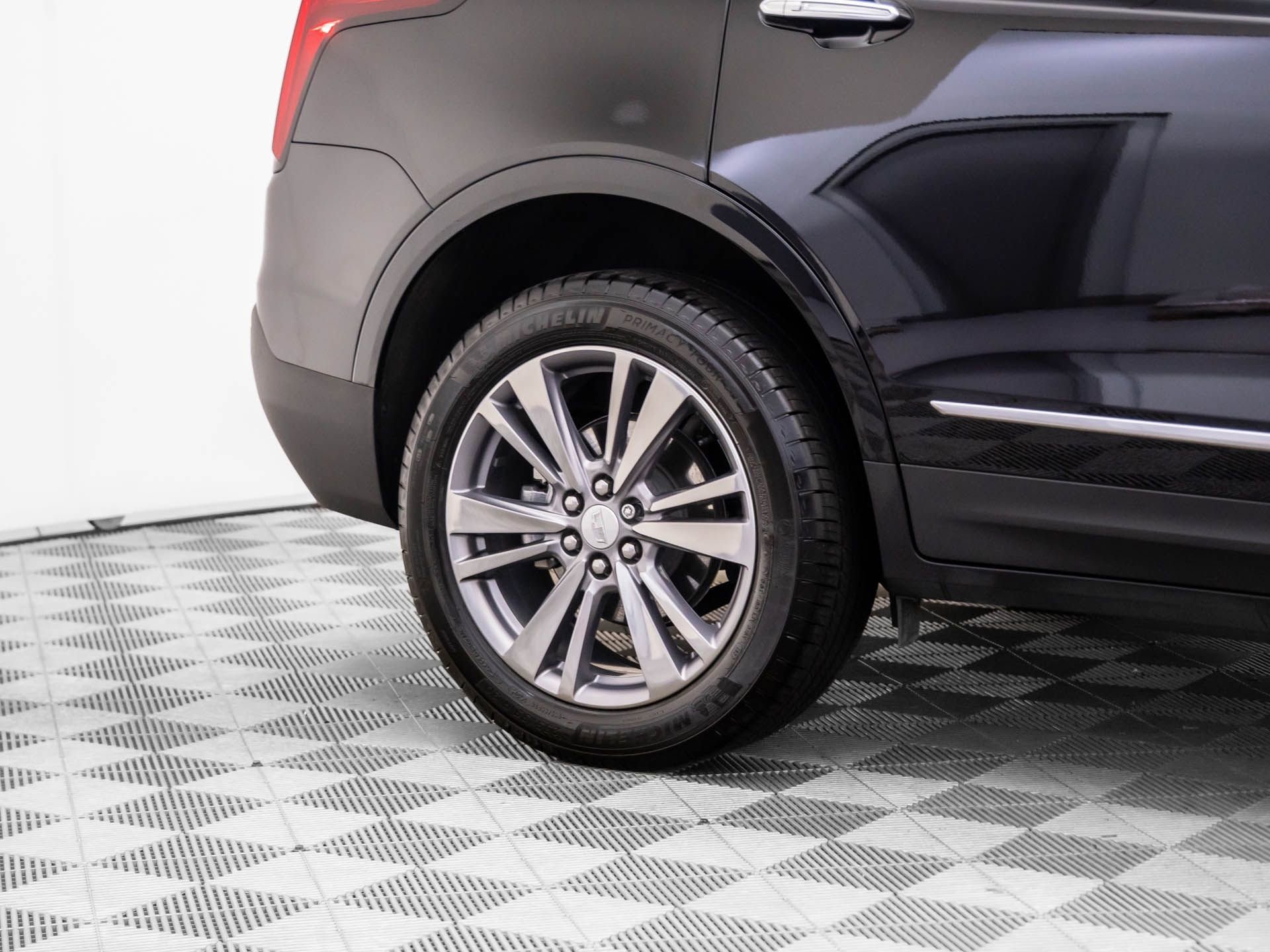 Certified 2025 Cadillac XT5 Premium Luxury w/ LPO, Floor Liner Package image 38