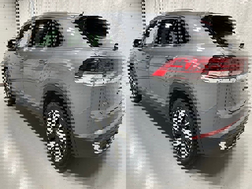 Used 2025 Volkswagen Atlas Cross Sport SE image 5