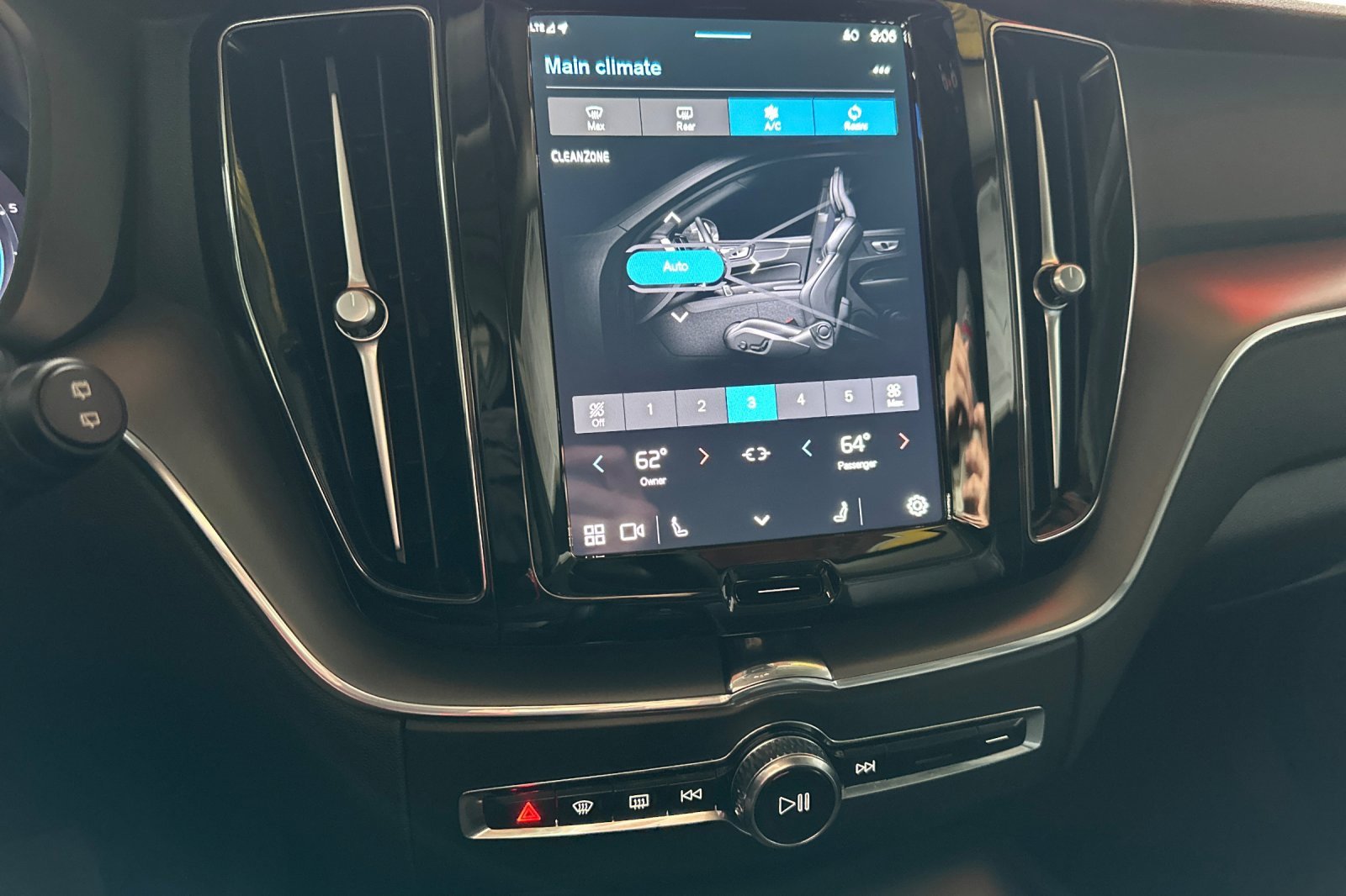 Used 2024 Volvo XC60 B5 Core image 28