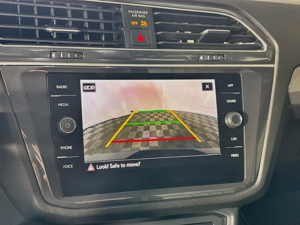 Certified 2024 Volkswagen Tiguan SE w/ Panoramic Sunroof Package AWD/4WD image 17