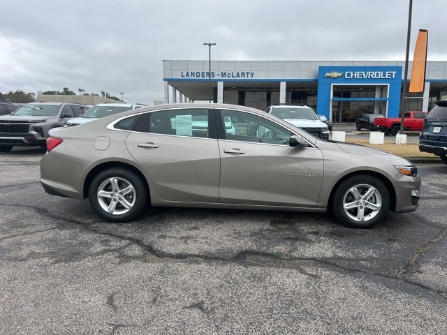 Used 2023 Chevrolet Malibu LT image 2