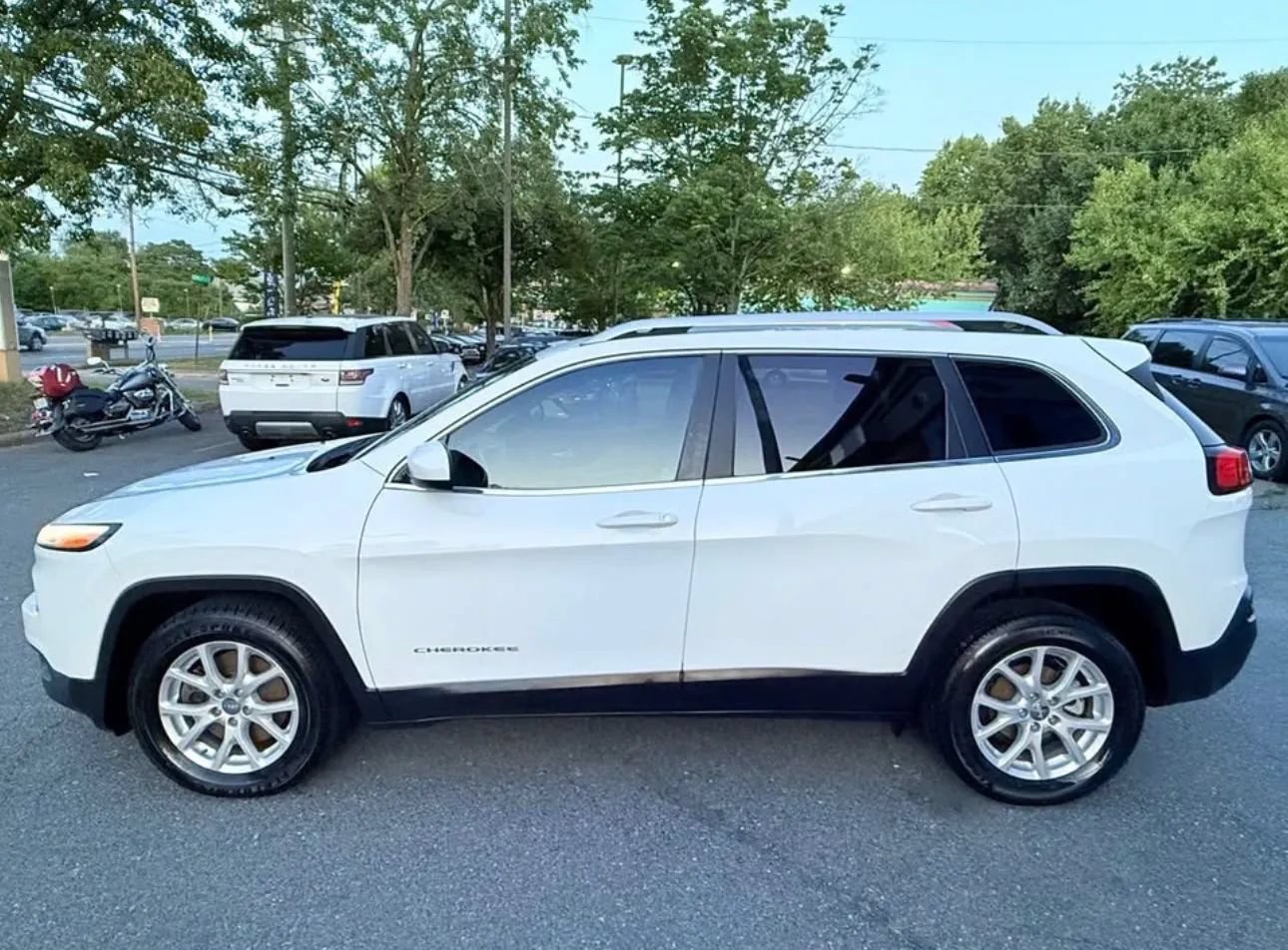 Used 2016 Jeep Cherokee Latitude w/ Cold Weather Group FWD image 2