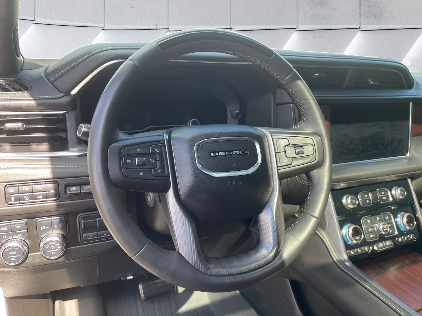 Used 2024 GMC Yukon XL Denali Ultimate AWD/4WD image 13