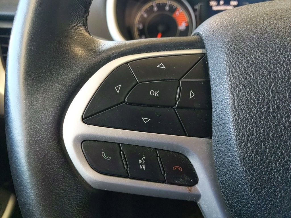 Used 2018 Jeep Cherokee Latitude Plus w/ Comfort/Convenience Group AWD/4WD image 18