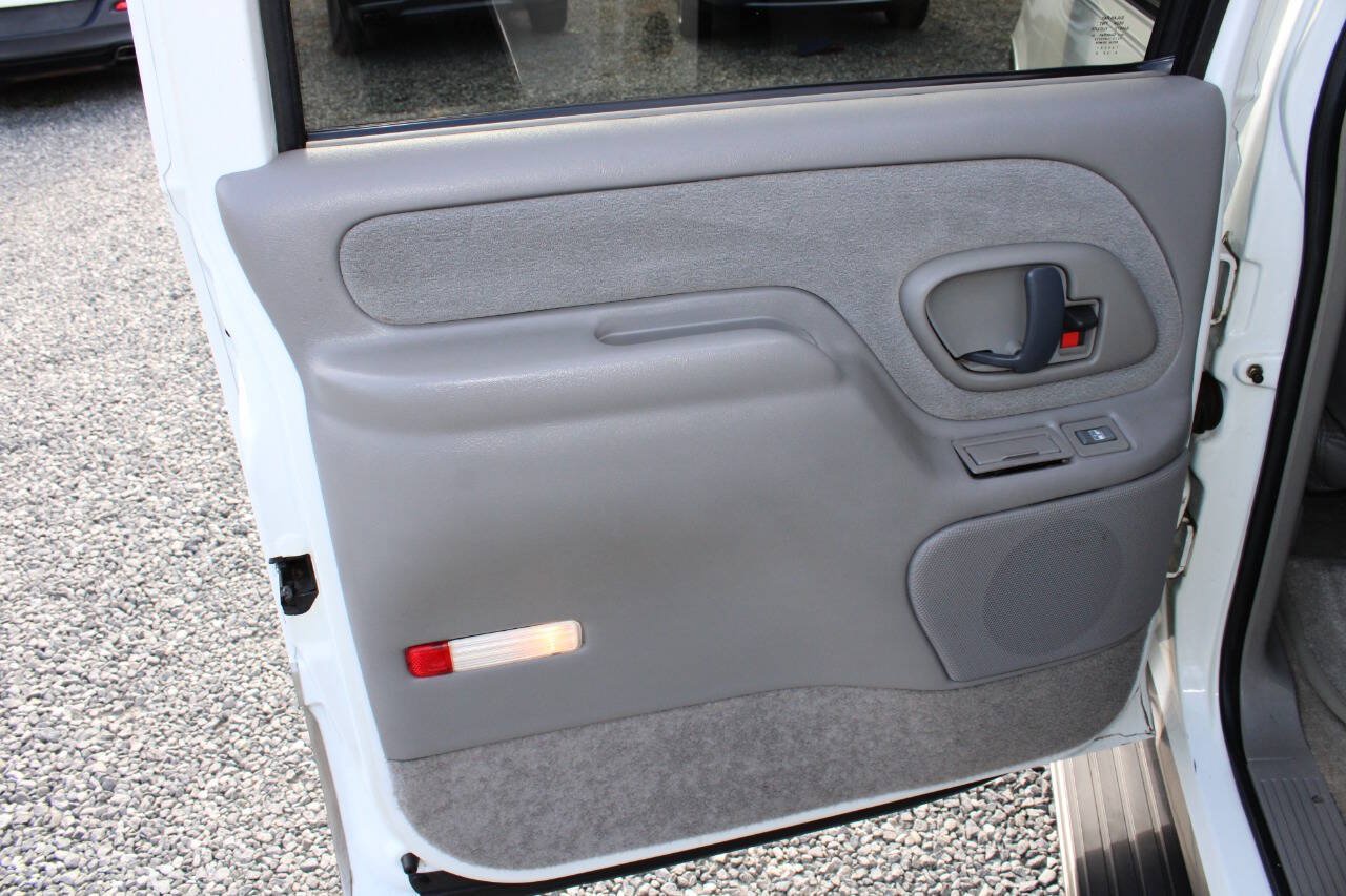 Used 1999 GMC Suburban 4WD w/ Marketing Opt Pkg 3 image 30
