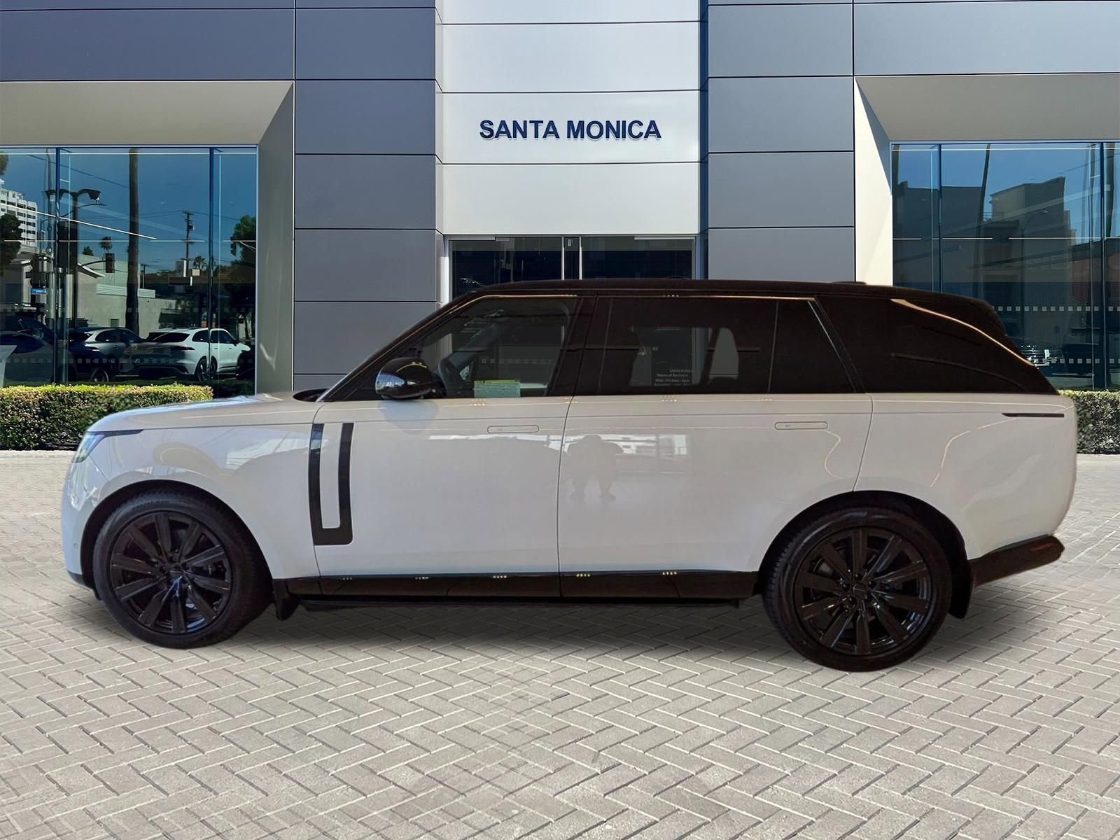 New 2026 Land Rover Range Rover Long Wheelbase SE AWD/4WD image 7