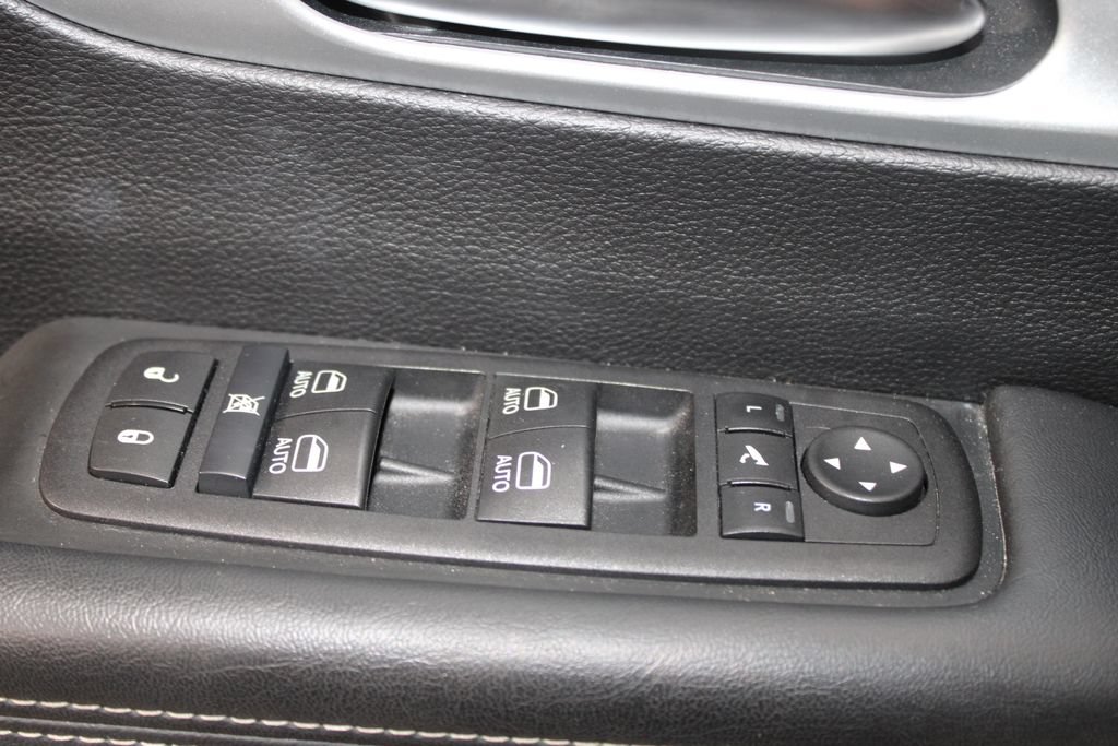 Used 2025 Chrysler Pacifica Limited FWD image 40
