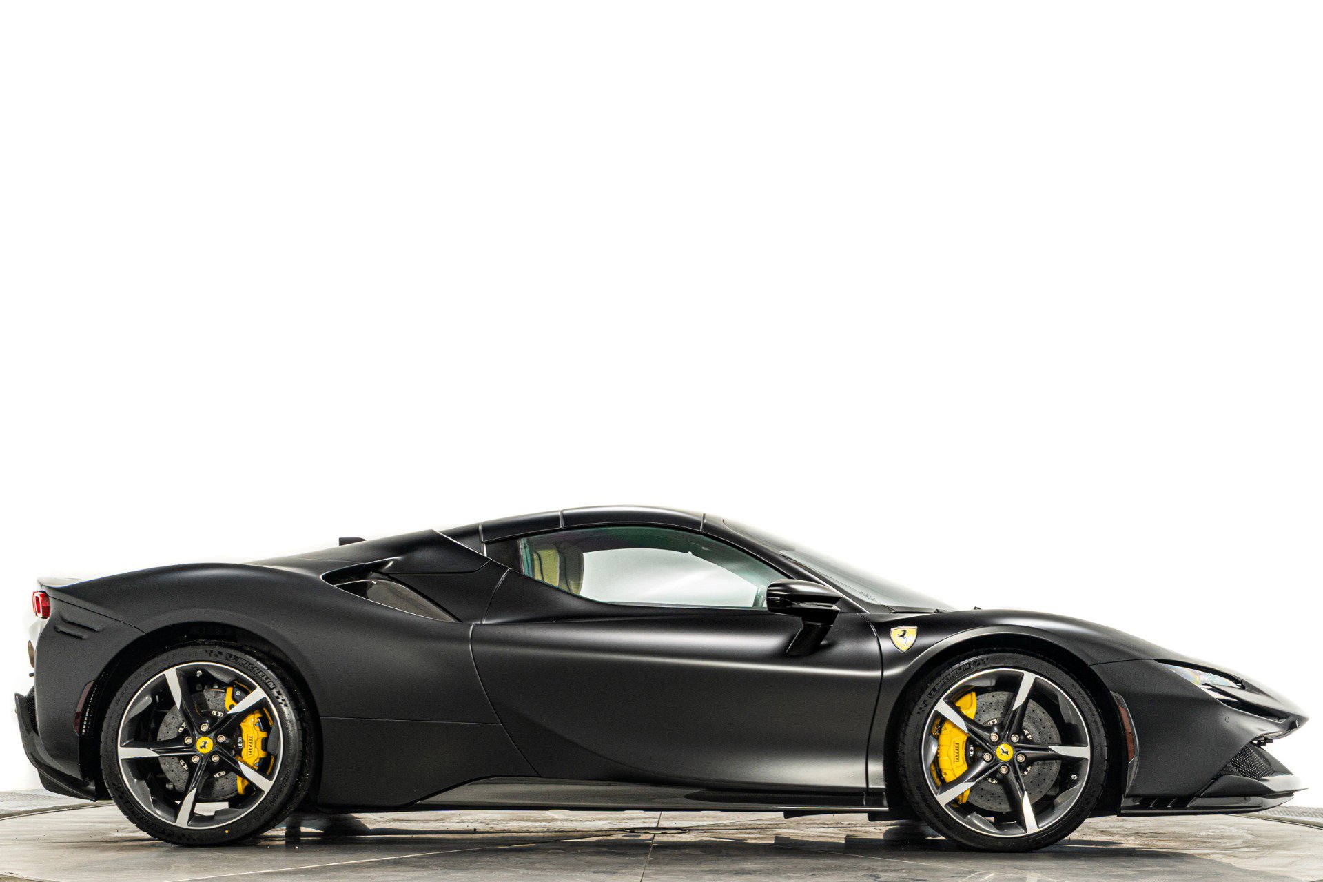 Used 2024 Ferrari SF90 Spider image 18