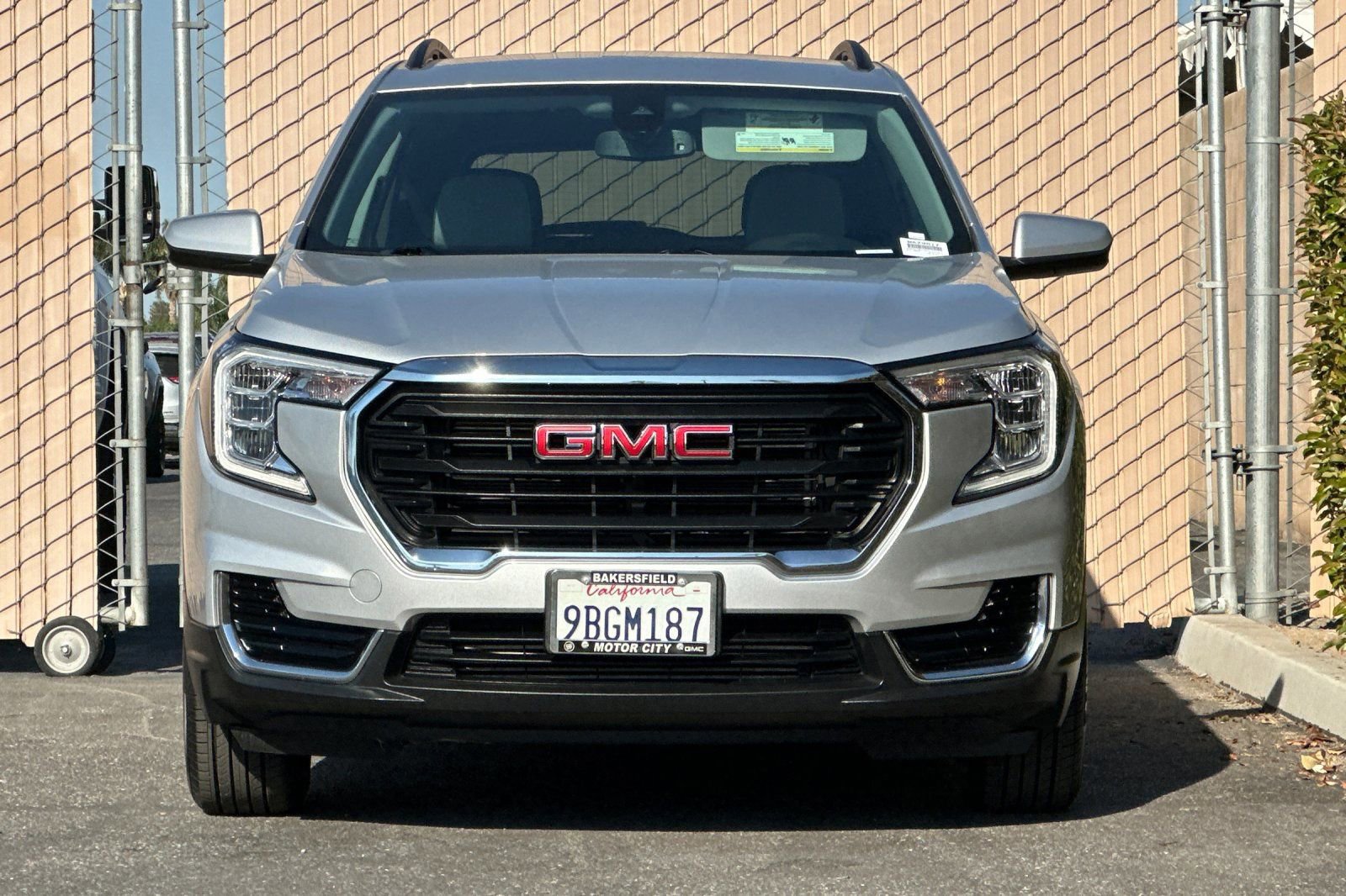Certified 2022 GMC Terrain SLE w/ Driver Convenience Package image 9