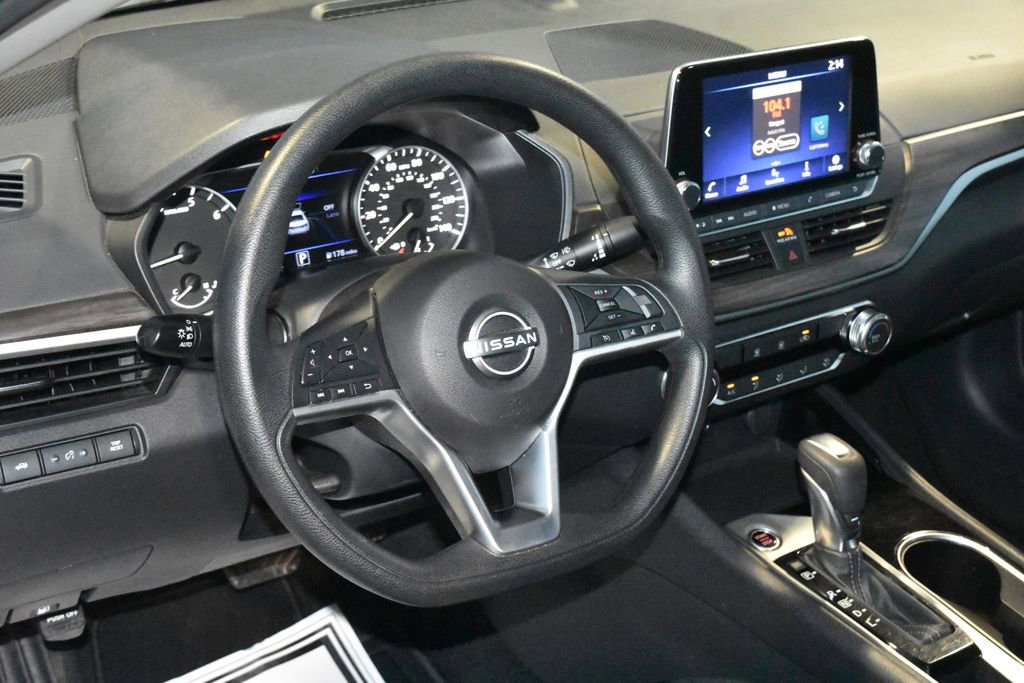 Used 2024 Nissan Altima 2.5 SV FWD image 2