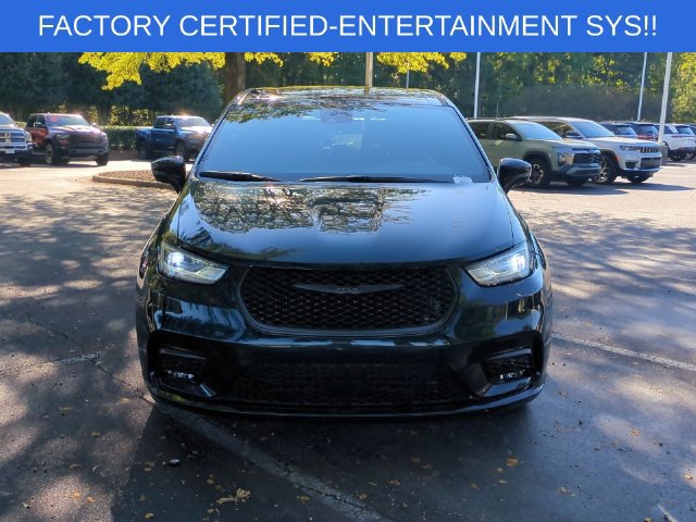 Certified 2023 Chrysler Pacifica Limited w/ Uconnect Theater Family Group FWD image 8