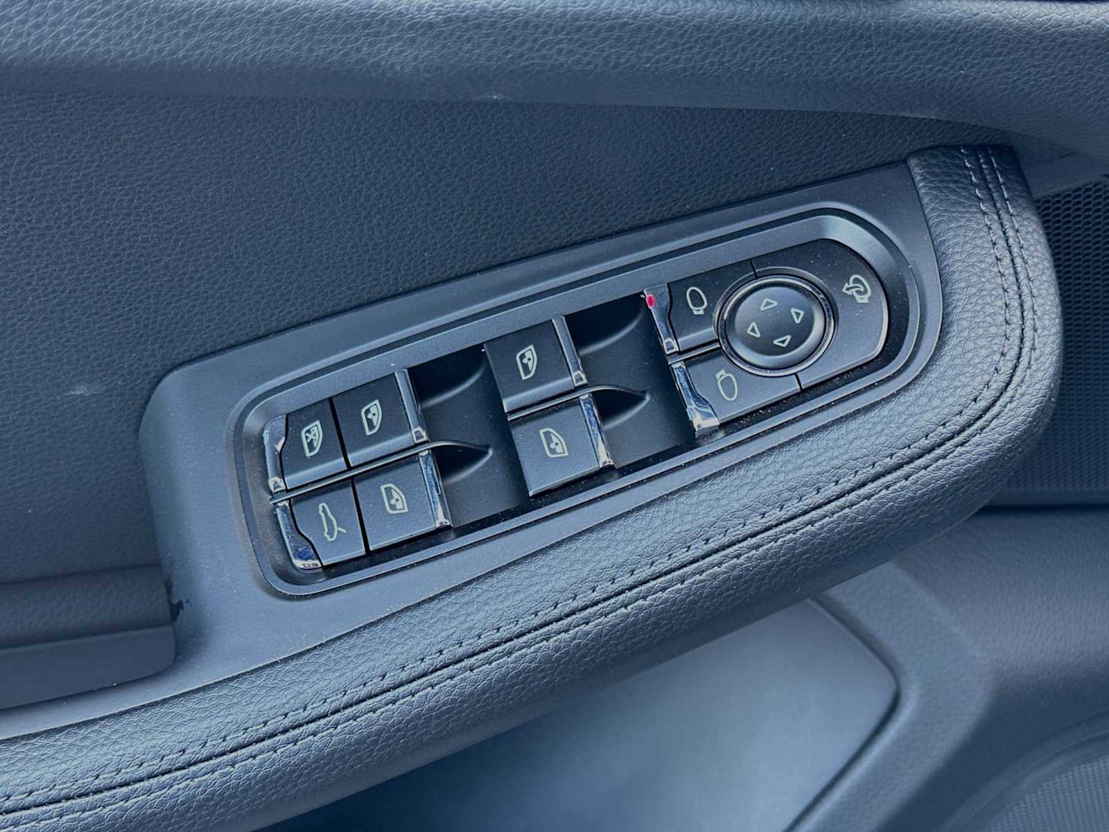 Certified 2024 Porsche Macan AWD/4WD image 12