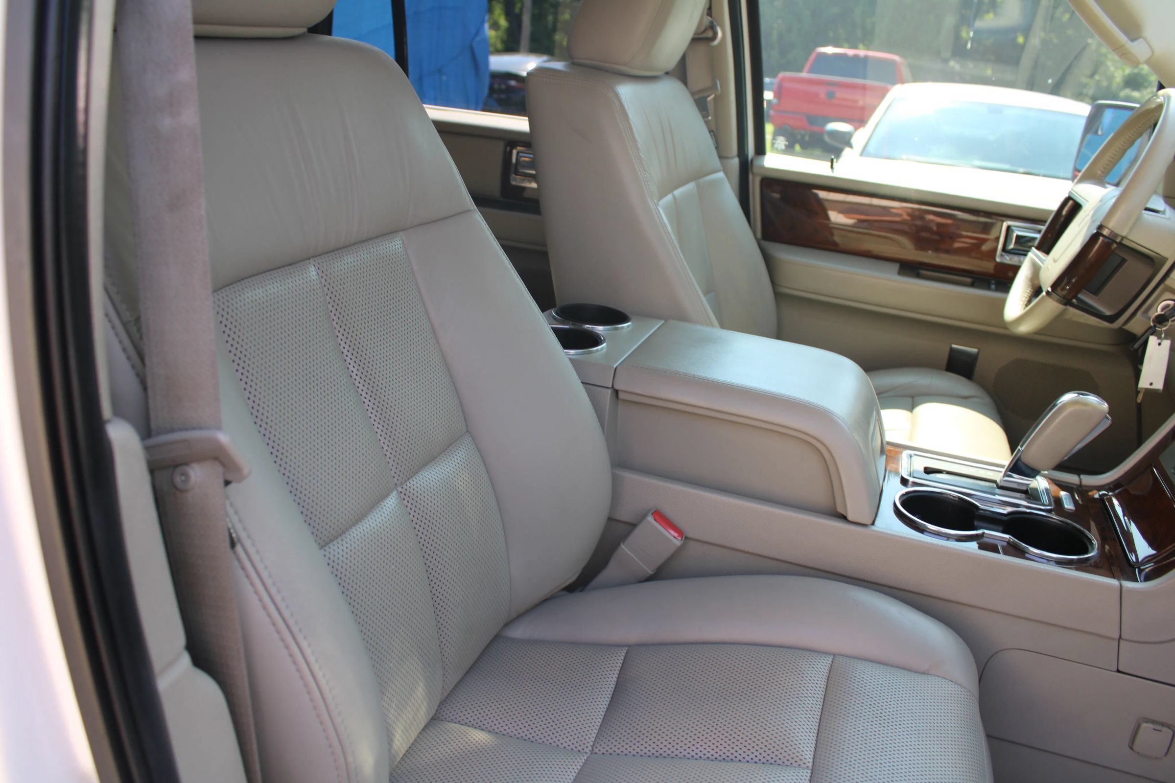 Used 2014 Lincoln Navigator L 4WD image 23