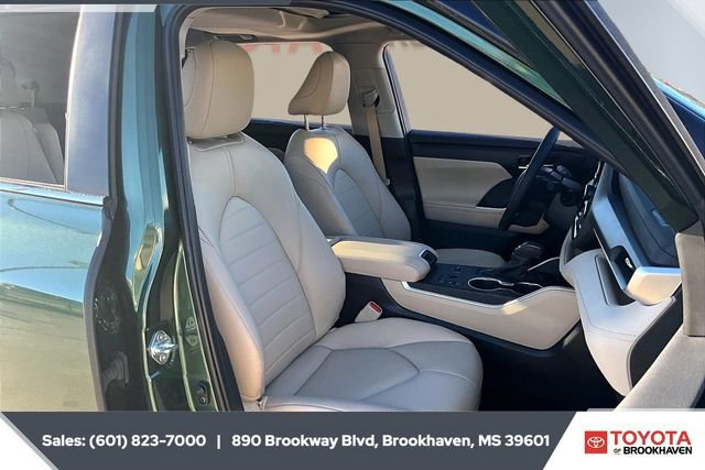 Used 2024 Toyota Highlander XLE image 6