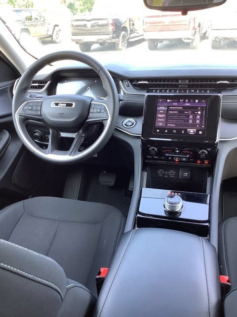 Certified 2023 Jeep Grand Cherokee Laredo AWD/4WD image 11