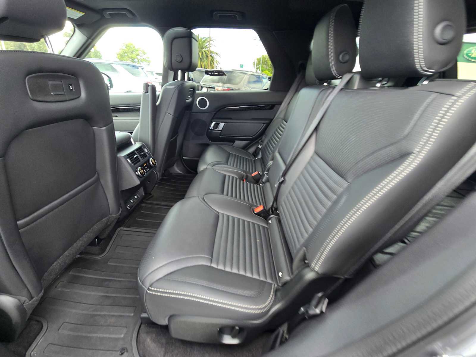 Used 2025 Land Rover Discovery S image 21
