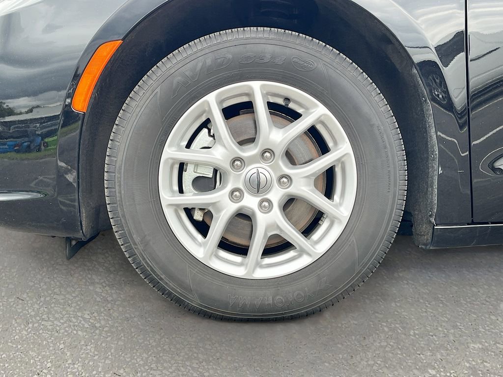 Certified 2025 Chrysler Pacifica Select image 30