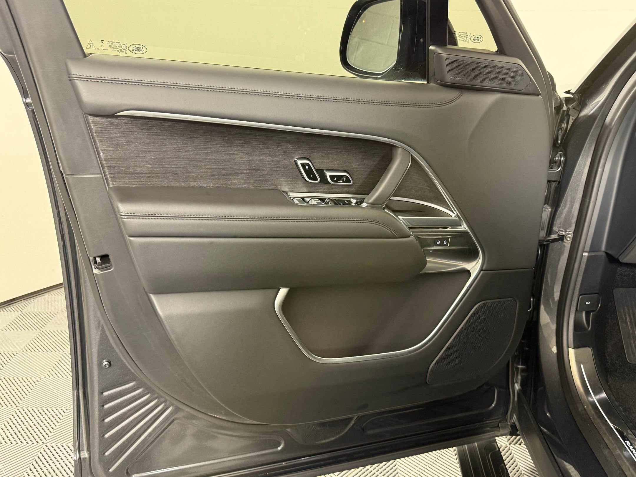 Used 2025 Land Rover Range Rover Long Wheelbase SE image 21