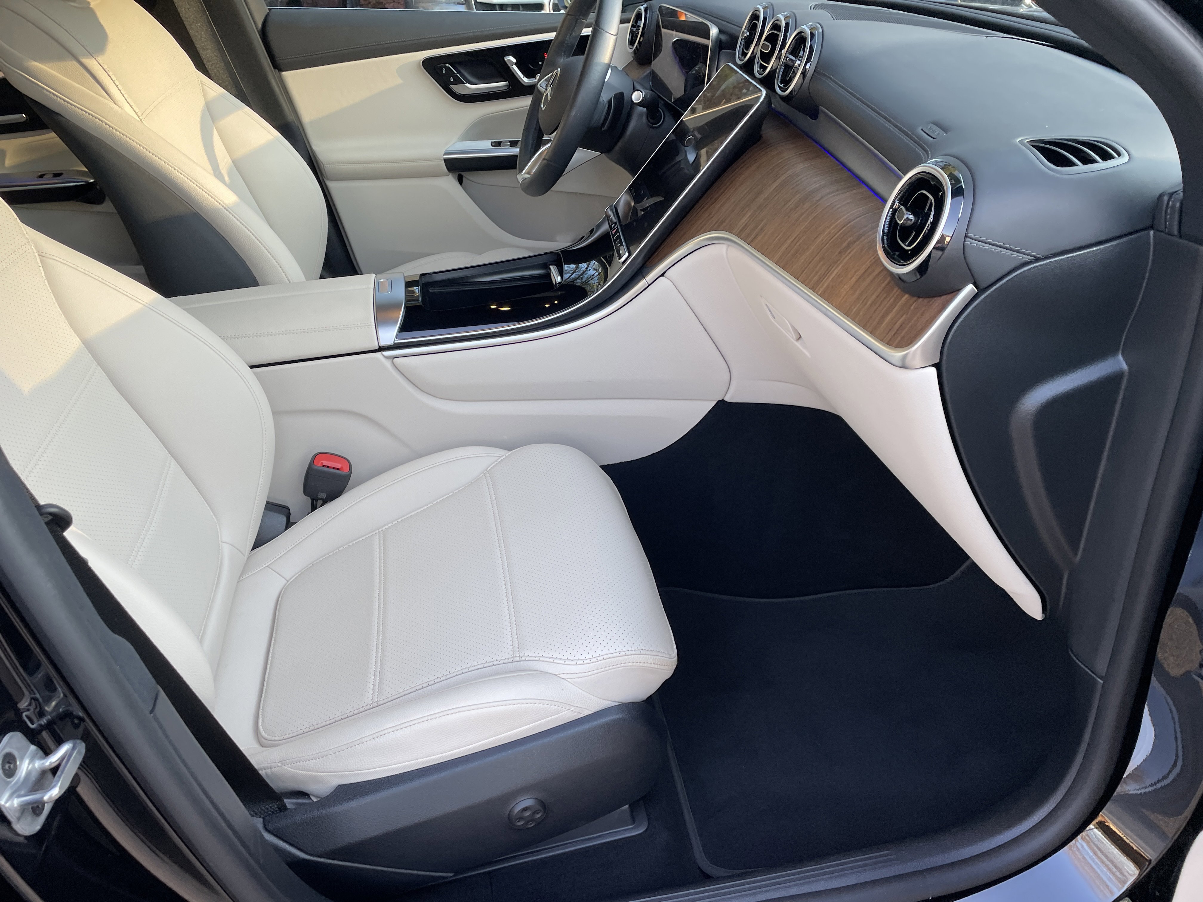 Used 2024 Mercedes-Benz GLC 300 4MATIC image 47