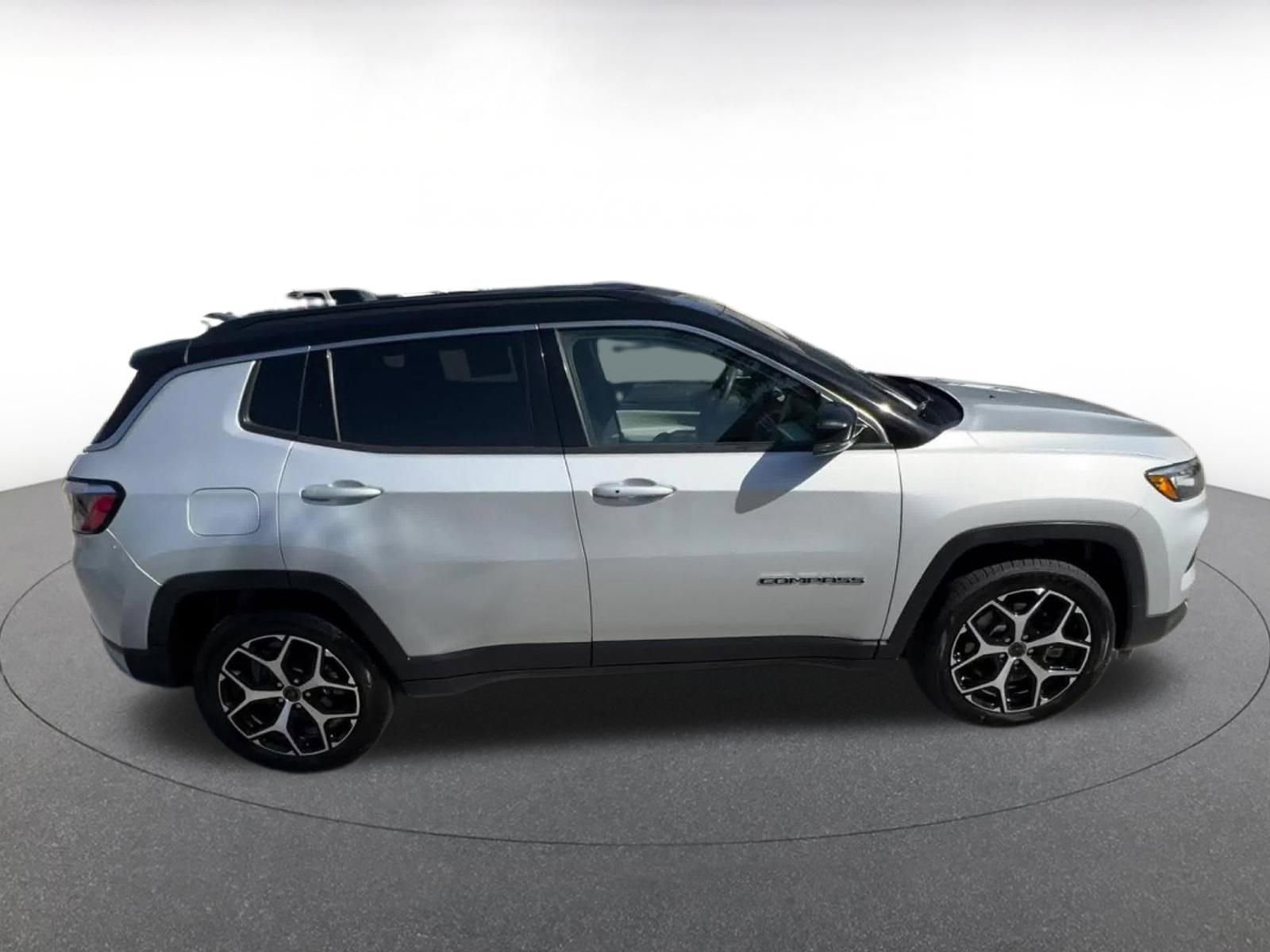 Used 2025 Jeep Compass Limited image 16