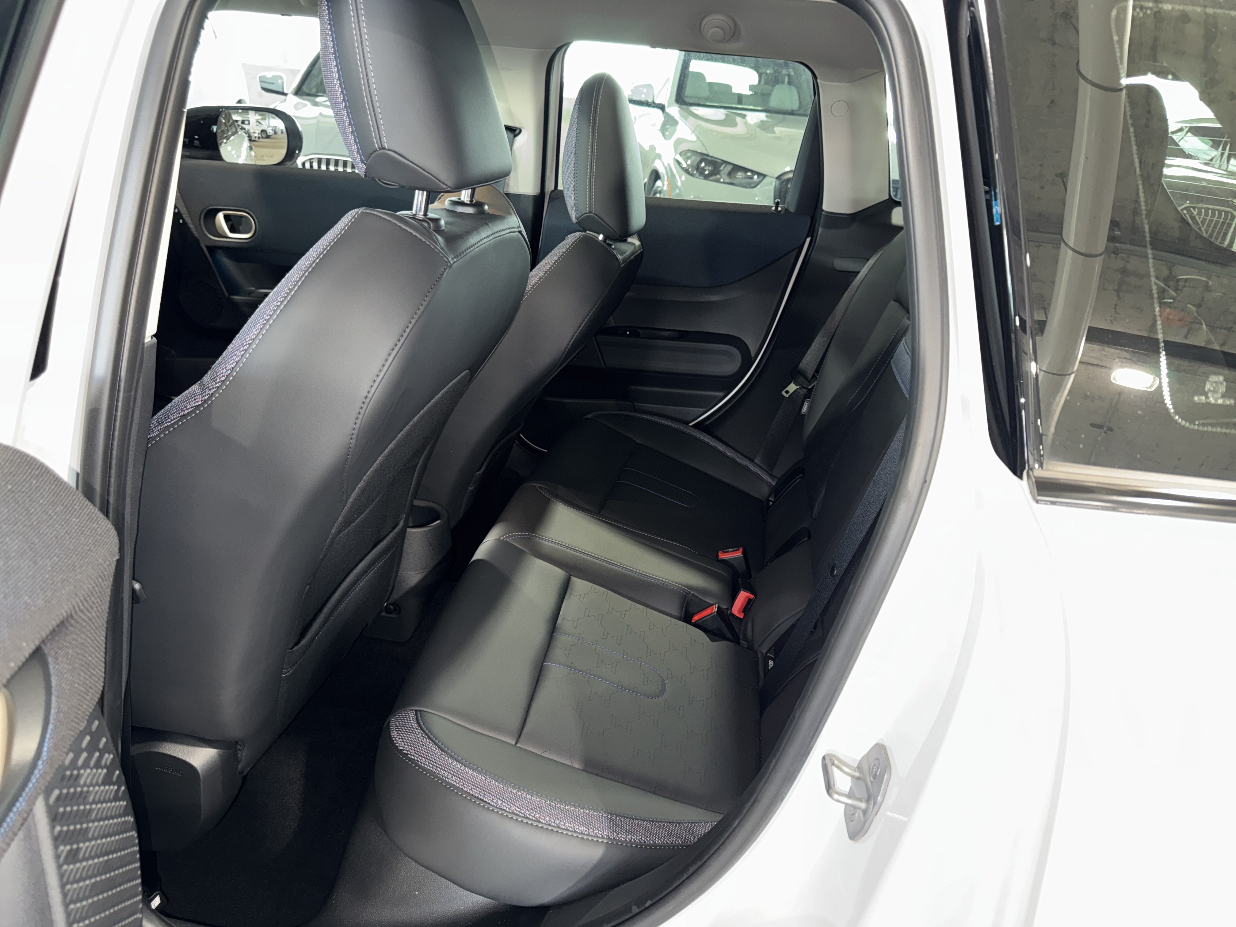 Used 2025 MINI Cooper 4-Door Hardtop FWD image 14