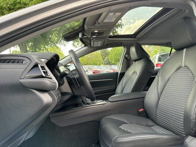 Used 2021 Toyota Camry SE w/ Cold Weather Package image 17