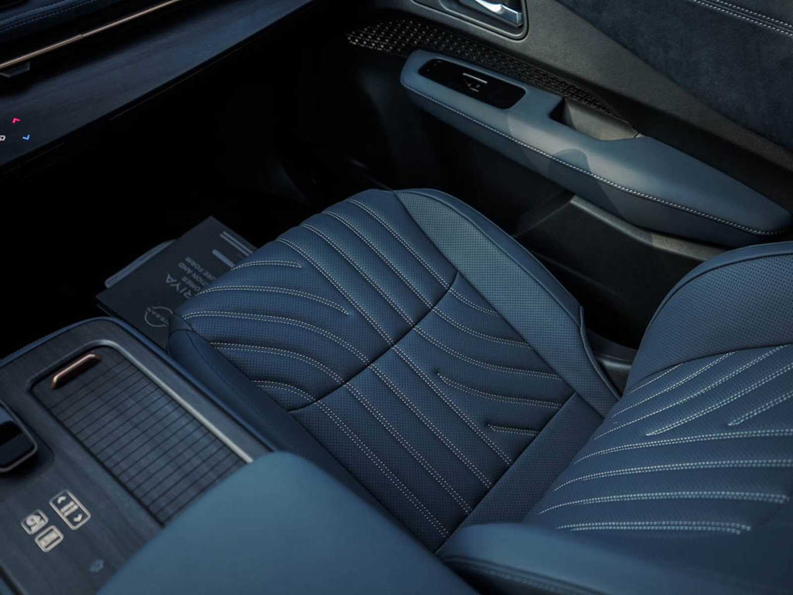 New 2025 Nissan Ariya Platinum image 26