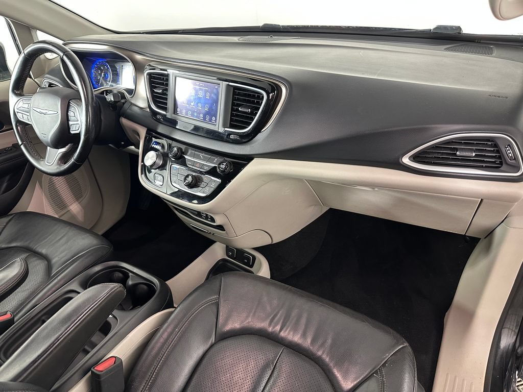 Used 2018 Chrysler Pacifica Touring-L FWD image 31