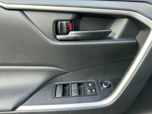 Used 2021 Toyota RAV4 LE image 11