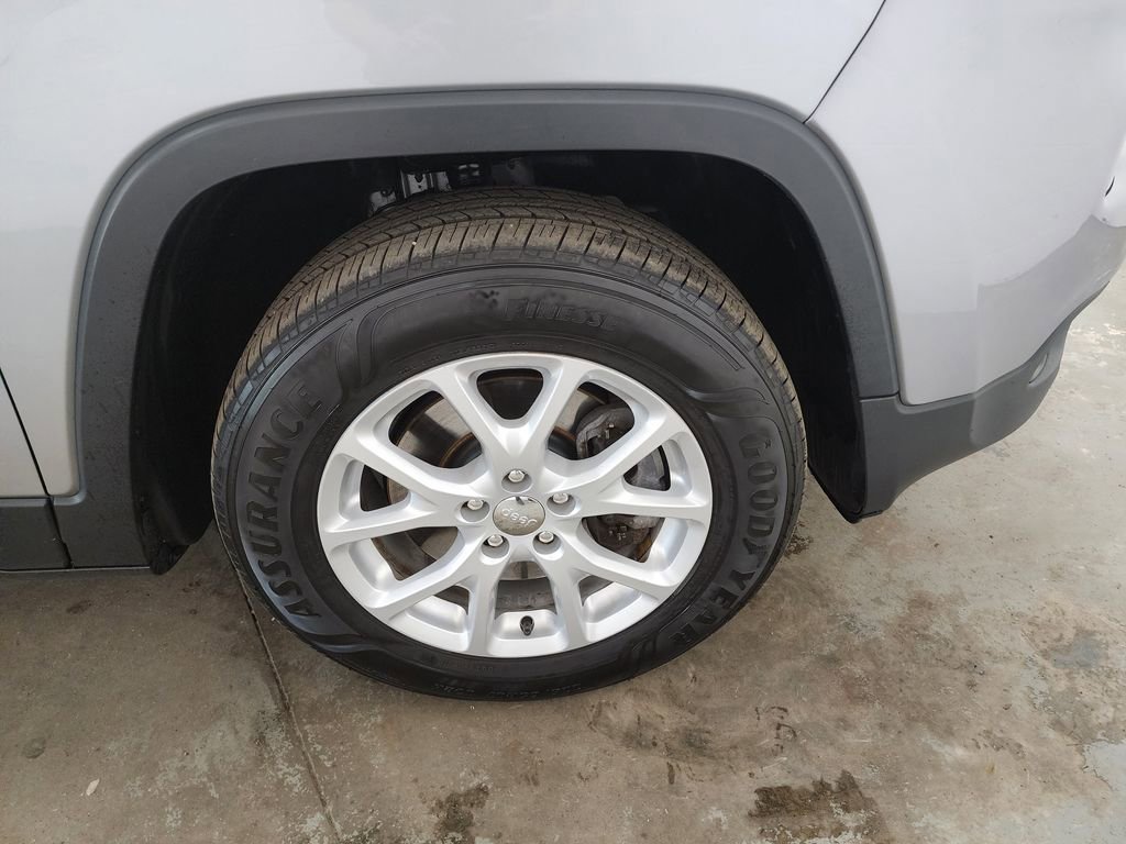 Used 2017 Jeep Cherokee Latitude w/ Cold Weather Group AWD/4WD image 37