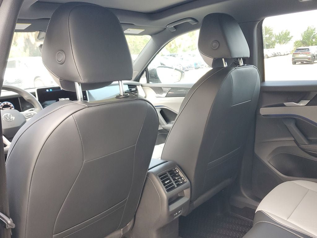 New 2026 Volkswagen Tiguan SE R-Line FWD image 18