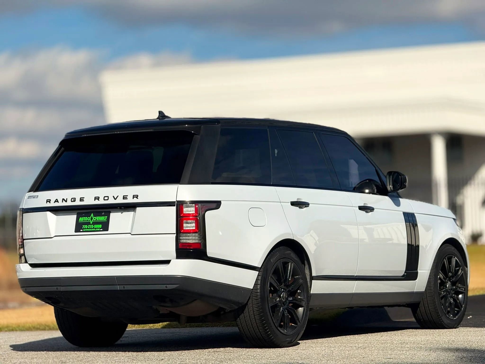 Used 2016 Land Rover Range Rover HSE image 12