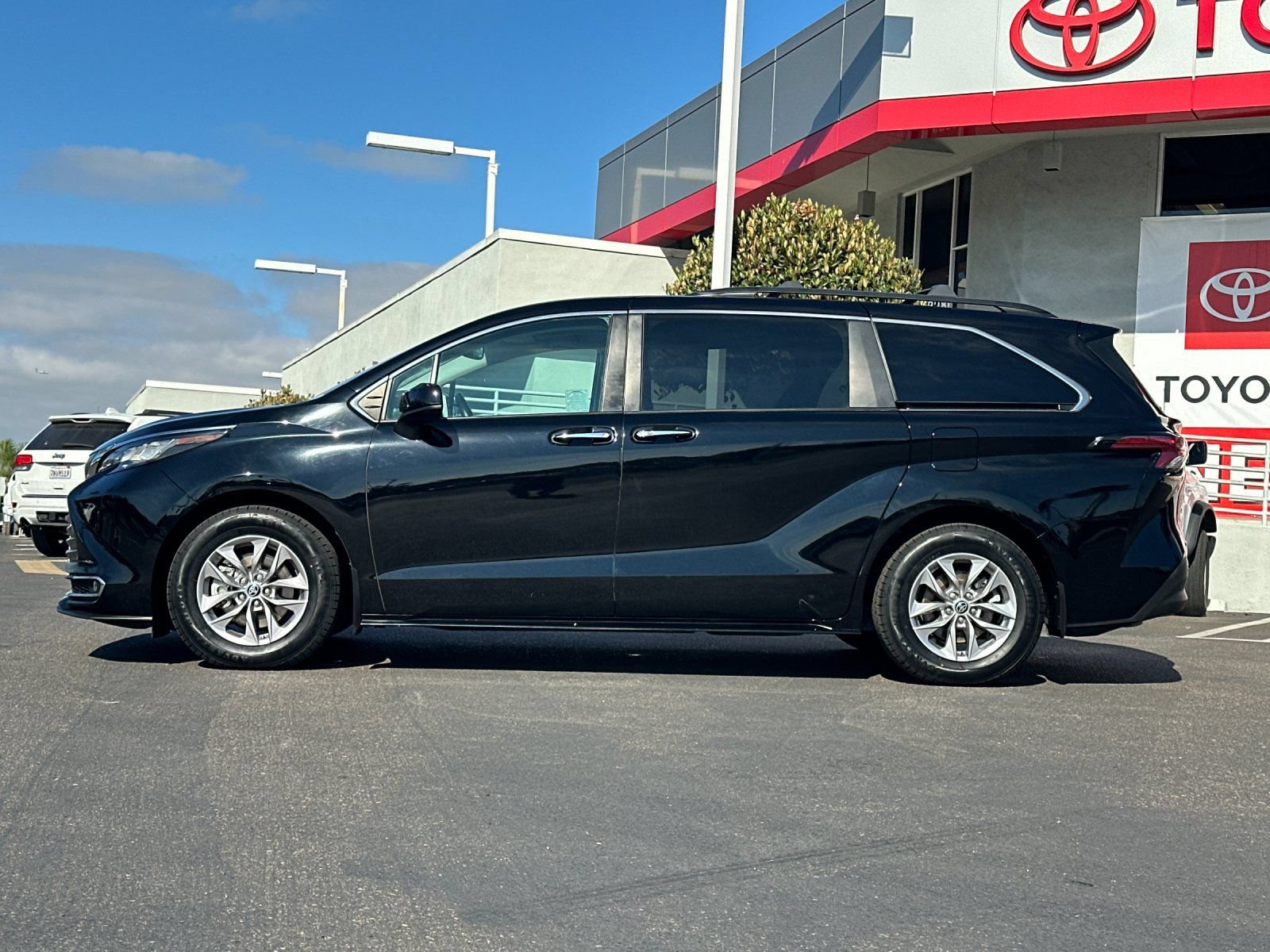 Used 2022 Toyota Sienna XLE w/ XLE Plus Package AWD/4WD image 2