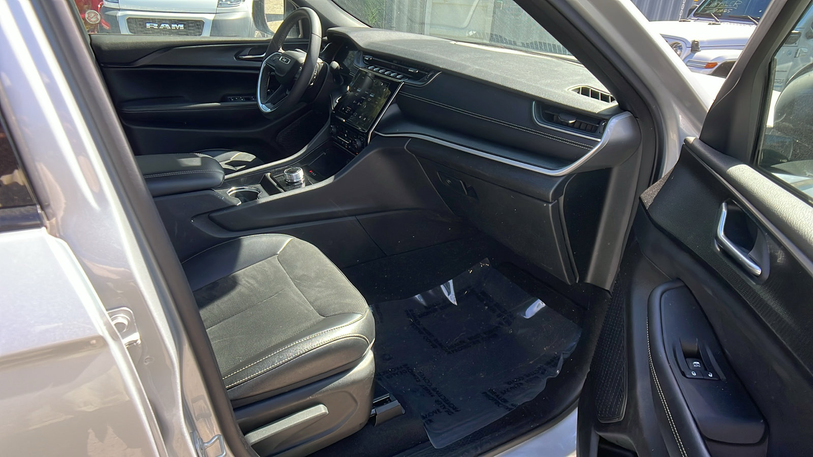 Used 2024 Jeep Grand Cherokee L Laredo image 19