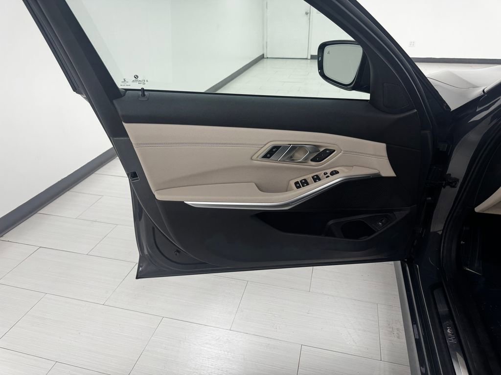 Used 2023 BMW 330i xDrive Sedan w/ Premium Package image 9