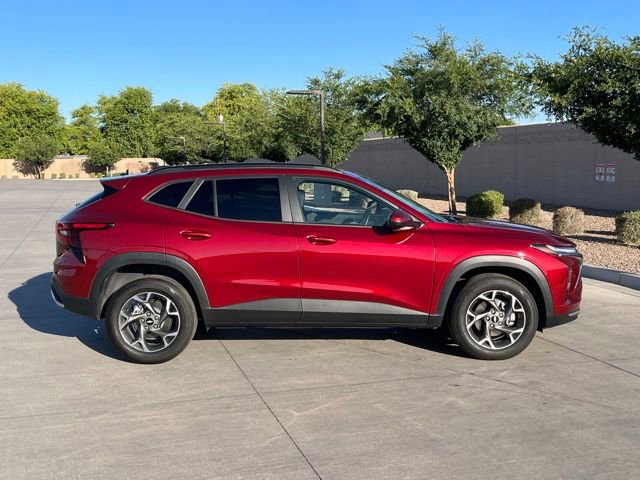 Used 2025 Chevrolet Trax LT w/ LT Convenience Package FWD image 3