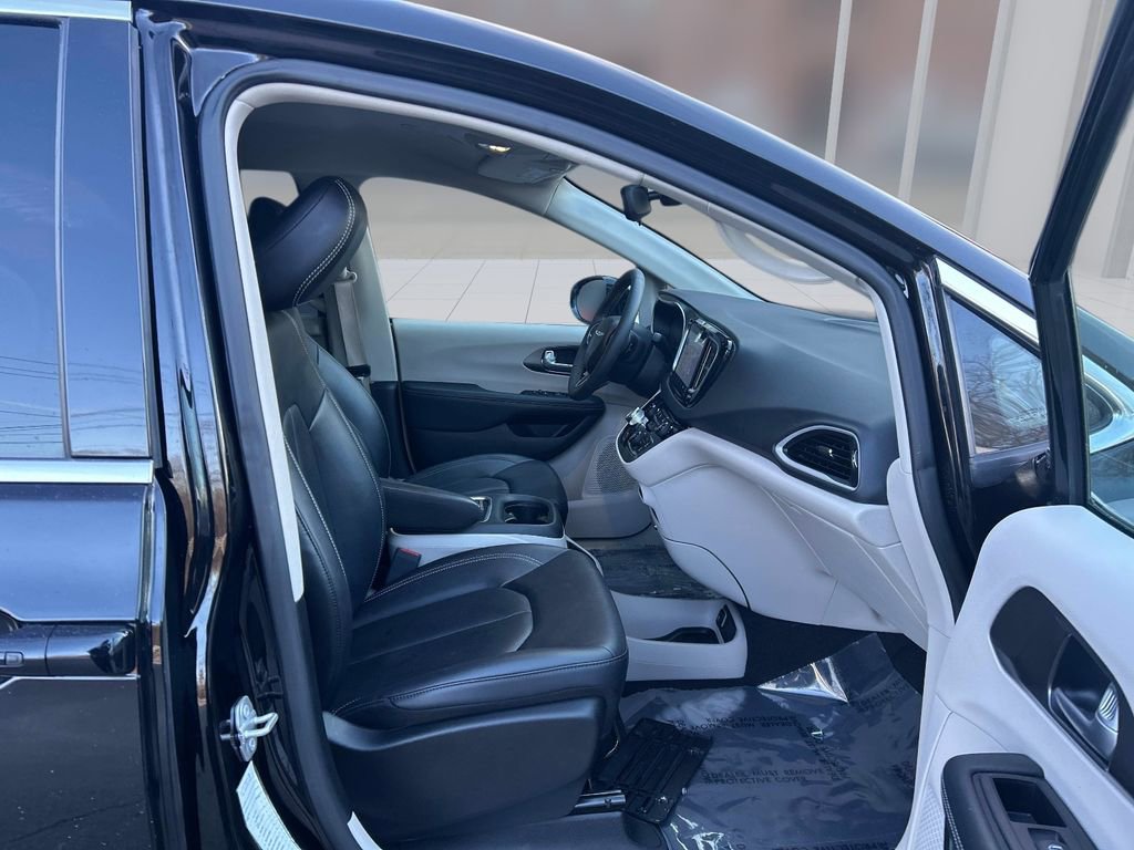 Used 2024 Chrysler Pacifica Touring-L image 19
