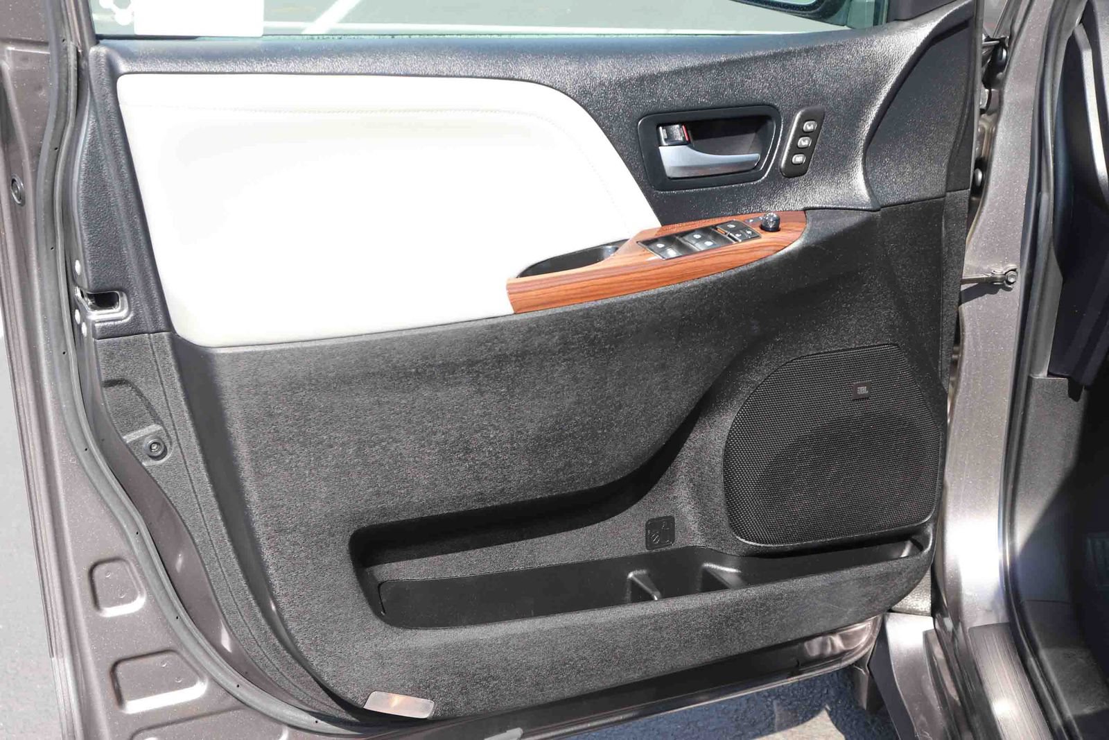 Certified 2020 Toyota Sienna Limited FWD image 28