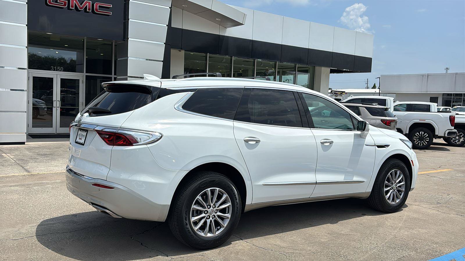 Certified 2024 Buick Enclave Essence AWD/4WD image 7