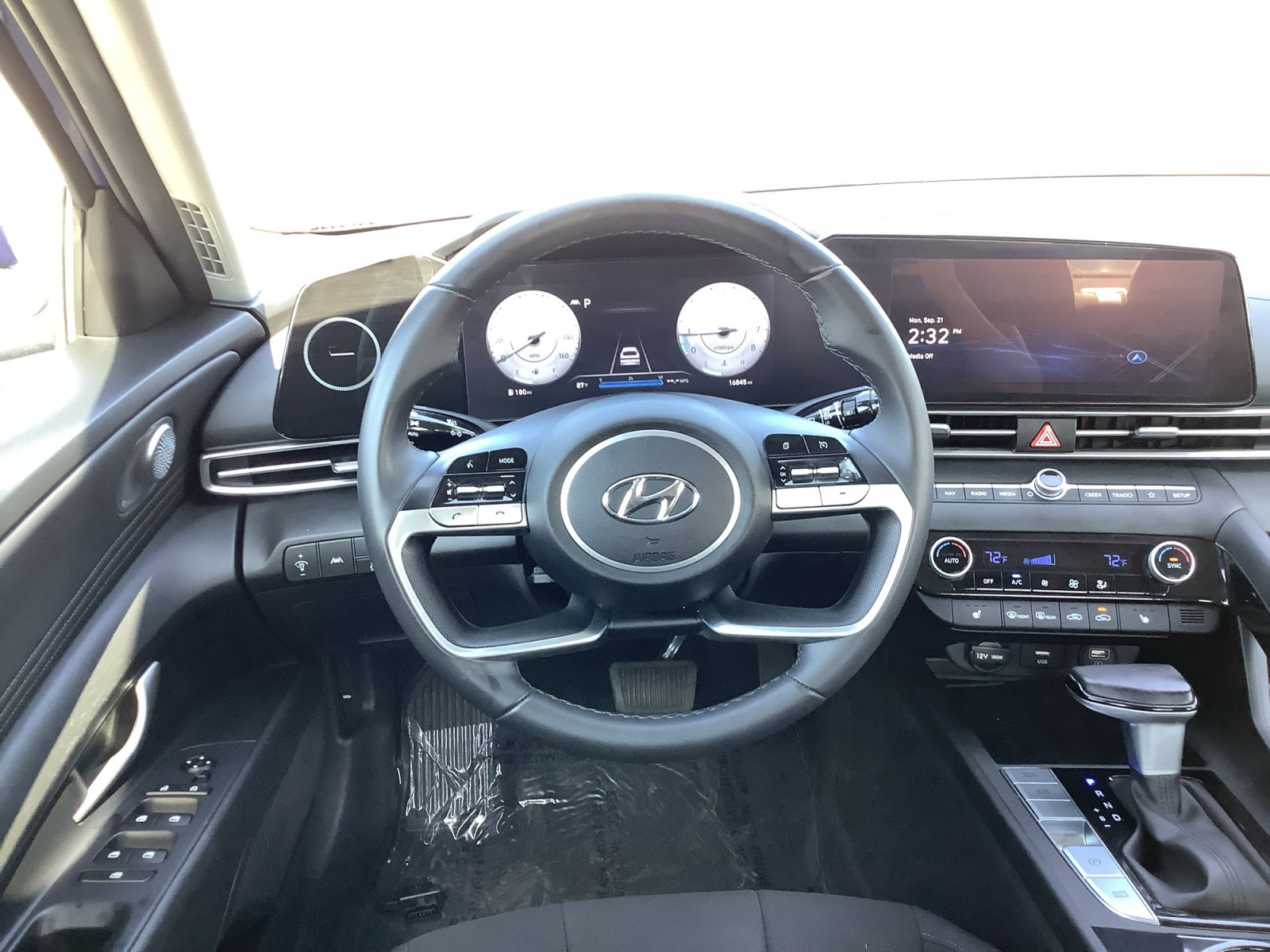 Used 2023 Hyundai Elantra SEL w/ Convenience Package FWD image 12