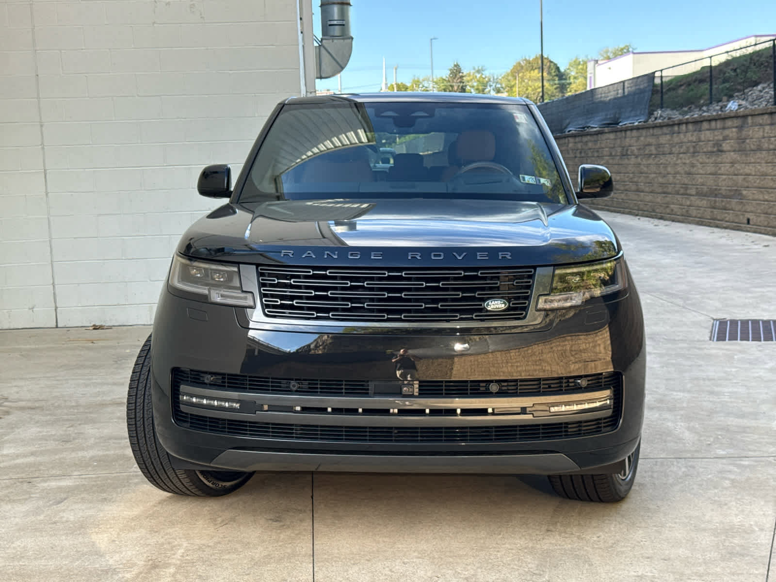 New 2025 Land Rover Range Rover SE image 2
