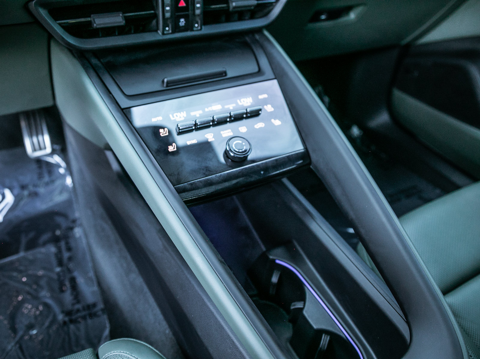 Certified 2025 Porsche Macan 4S Electric AWD/4WD image 19