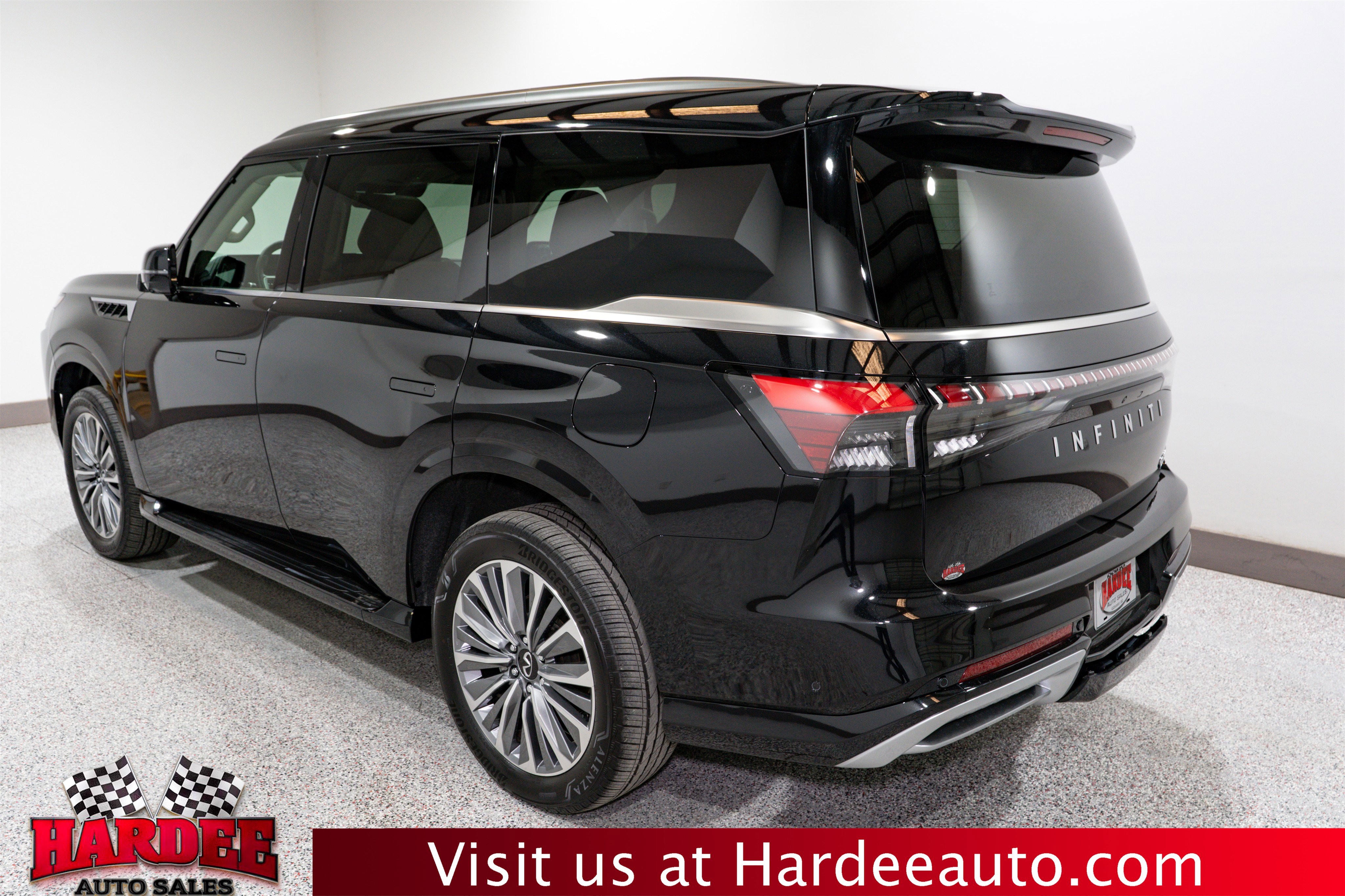 Used 2025 INFINITI QX80 Sensory image 3