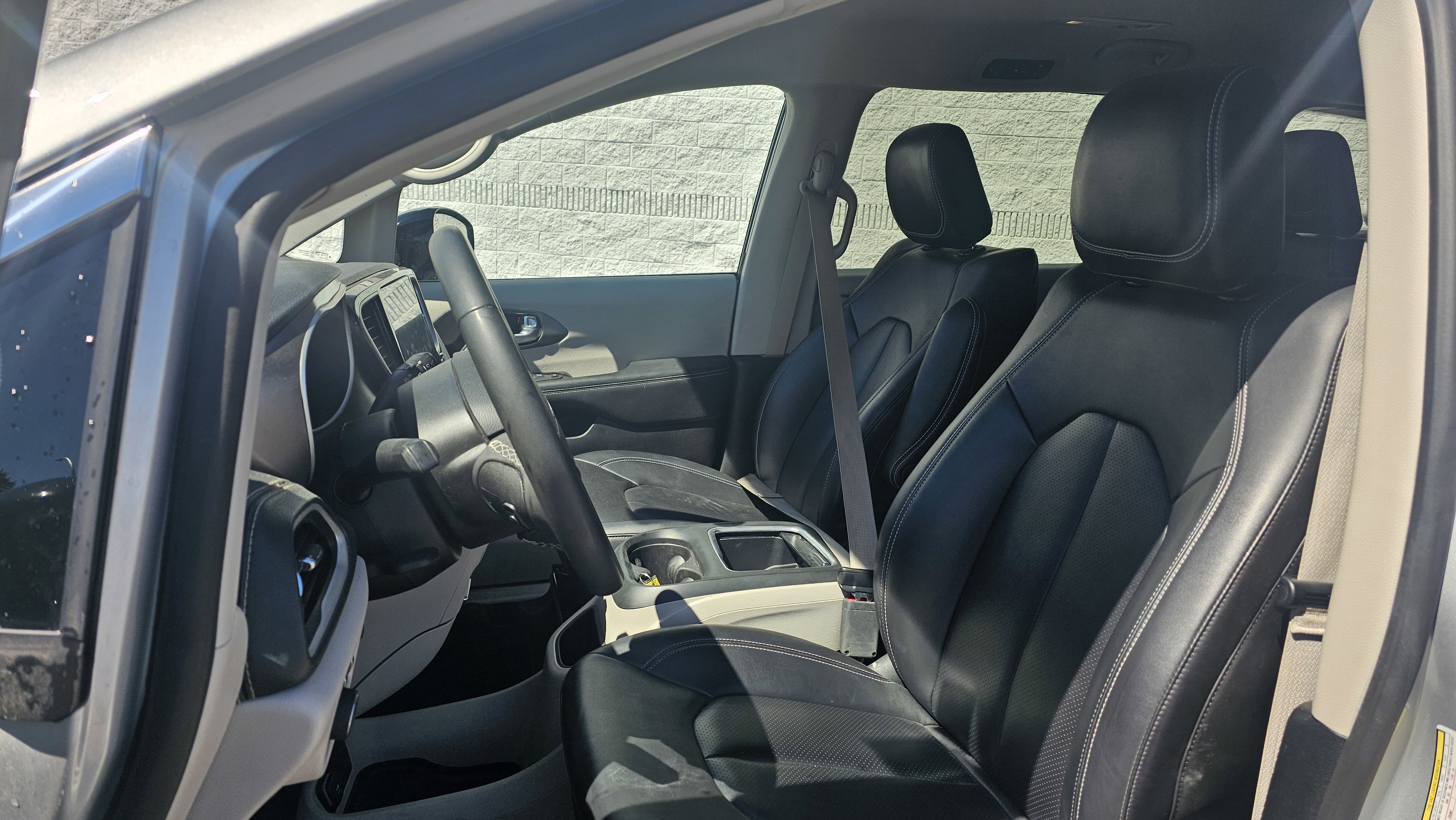 Used 2024 Chrysler Pacifica Limited FWD image 5