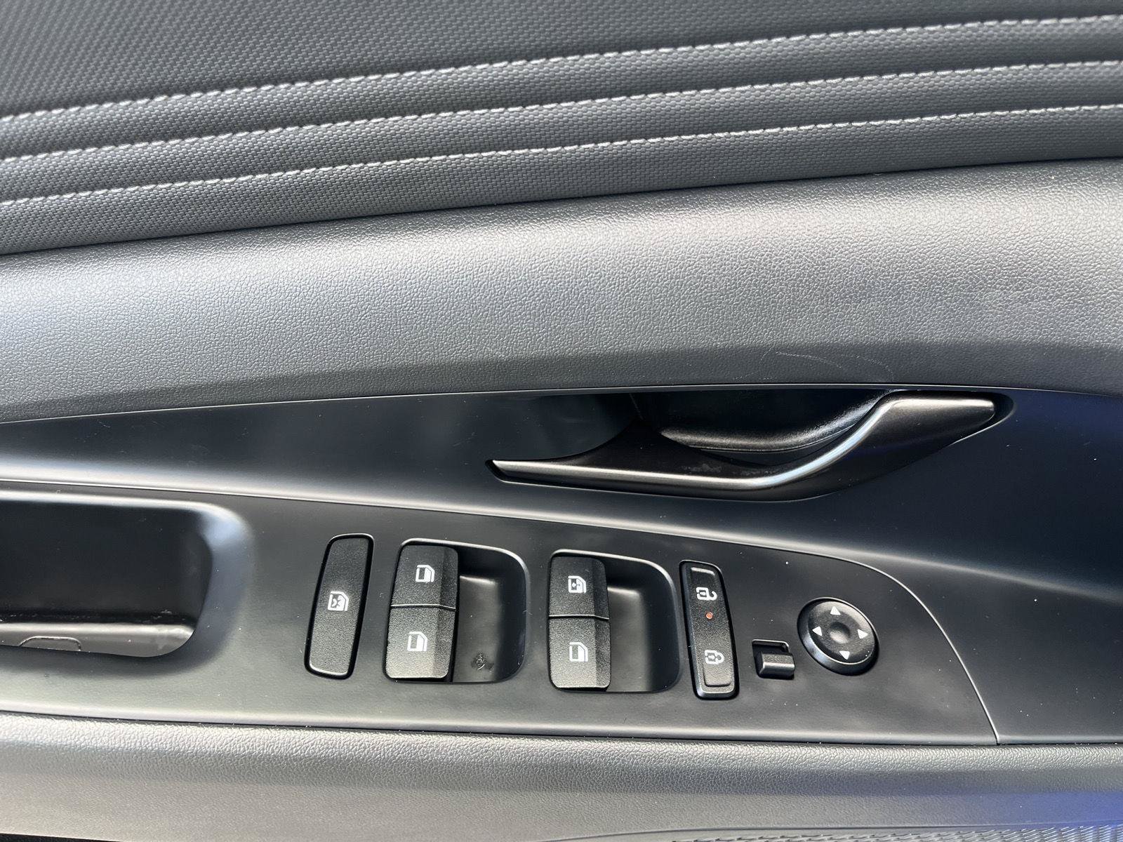 Used 2025 Hyundai Elantra Sport FWD image 15