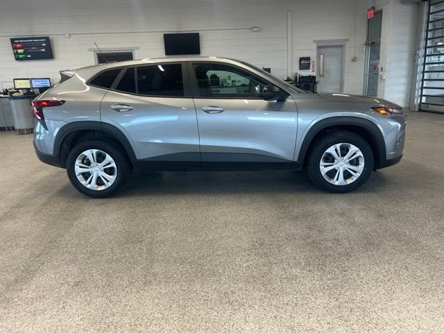 Used 2024 Chevrolet Trax LS w/ Driver Confidence Package FWD image 3
